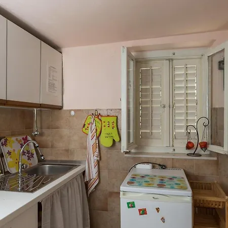 Fanita - With Terrace And Garden View Apartman